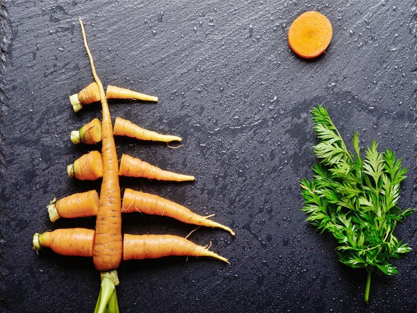 Wie lässt sich ein Oversize-Pullover für eine schlanke Silhouette stylen?